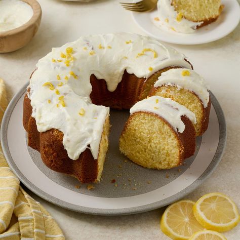 Lemon Pound Cake Lemon Treats, Lemon Pound Cake Recipe, Xmas Desserts, Lemon Uses, California Food, Lemon Icing, Pound Cake Recipe, Mini Bundt Cakes, Easy Party Food