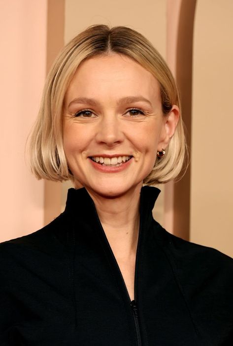 Carey Mulligan Carrie Mulligan Short Hair, Carey Mulligan 2023, Carrie Mulligan Hair, Carey Mulligan Hair, Carrie Mulligan, Postpartum Style, Bobbed Hair, Postpartum Fashion, Hogwarts Dr