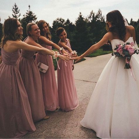 Bridesmaid Poses, Bridesmaid Pictures, Bridesmaid Photoshoot, Wedding Picture Poses, Bridesmaids Photos, Wedding Photography Styles, Luxury Wedding Venues, Wedding Photos Poses, Wedding Photography Poses