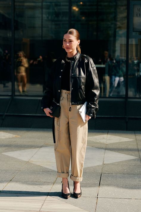 Paris Street Style Winter, Paris Fall Fashion, Winter 23, Paris Fashion Week Street Style, Sweater Trends, Paris Outfits, Europe Fashion, Looks Street Style, Street Style Trends