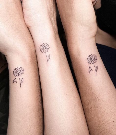 Gerbera Daisy Tattoo, White Daisy Tattoo, Daisy Tattoo Meaning, Daisy Chain Tattoo, Small Daisy Tattoo, Tiny Flower Tattoos, Daisy Flower Tattoos, Tattoo For Boyfriend, Chain Tattoo