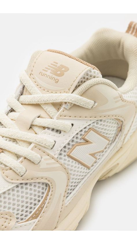 https://www.stylink.it/NqZyBU6bxZ4 Lifestyle Shoes Women, Neutral Sneakers Women, New Balance Shoes For Women, New Balance 530 Beige, Beige New Balance, New Balance Beige, Basket New Balance, New Balance Womens Shoes, Summer Dresses Shoes