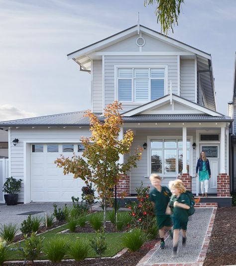 Hamptons Windows, Hamptons Farmhouse Style, Modern Coastal Exterior, Hamptons Exterior, Hamptons House Exterior, Hamptons Farmhouse, Modern Farmhouse Floorplan, Hamptons Style Homes, Weatherboard House