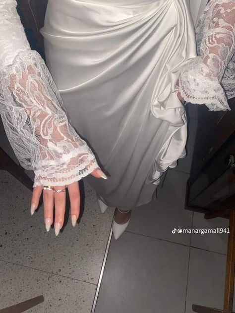 Engagement Dress For Bride Hijab, Katb Ketab Dresses Hijab, Dresses Hijab Party, Katb Ketab Dresses, Simple Engagement Dress, Engagement Party Photo Ideas, Dress Soiree, Party Photo Ideas, Muslimah Wedding Dress