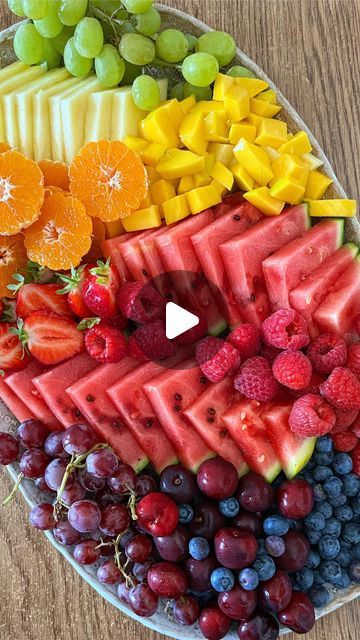 Rainbow Fruit Platter, Fruits In Season, Rainbow Fruit Platters, Eid Table, Fruit Platter Ideas Party, Fruit Presentation, Fruit Buffet, Fruit Platters, Watermelon Decor