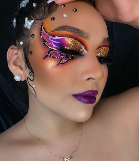 Make Up Certified on Instagram: “Stunning makeup on @bereebeauty_ 🦋🦋🦋🦋 DM us for a shoutout” Creative Looks Makeup, Fantasy Look Makeup, Makeup Papillon, Art Makeup Creative, Dramatic Eye Makeup Looks, Carnaval Makeup Ideas, Make Up Karnaval, Makeup Looks Artistic, Fantasy Eye Makeup