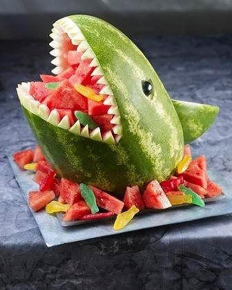 Wonderful Watermelon Art - our round of what people are doing with watermelon Watermelon Shark, Fest Mad, Decorações Com Comidas, Fresh Fruit Recipes, Watermelon Carving, Läcker Mat, Snacks Für Party, Fruit Recipes, 1st Bday