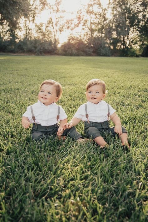 Outdoor Baby Birthday, Twin Toddler Photography, Toddler Photography Poses, Indian Baby Names, Twins Posing, Summer Family Pictures, Twin Pictures, Twin Baby Boys, Boy Photo Shoot