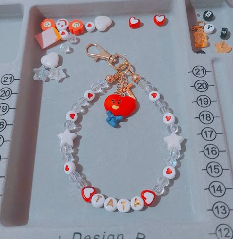 Llavero personalizado por SH 🌸 Bts Charm Bracelet, Tata Bracelet, Bt21 Diy Crafts, Bt21 Handmade, Bt21 Bracelet, Bts Diy, Diy Bts, Bts Bracelet, Kpop Diy