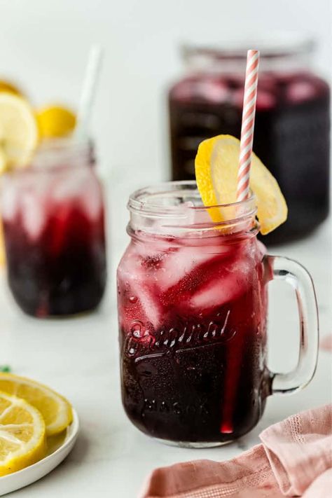 Sparkling Grape Lemonade - With bubbly lemon lime soda, frozen grape punch and lemonade, this drink is so easy to make when entertaining, or when you want to treat the kids to a special summery drink. Grape Lemonade, Grape Lemonade Recipe, Sparkling Grape Lemonade, Cocktails With Grape Soda, Frozen Grapes With Lemon Juice, Simply Lemonade And Kool Aid, Healthy Summer Drinks, Sparkling Grape Juice, Spiked Lemonade