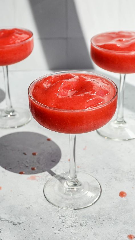 This easy recipe for strawberry daiquiri mocktails is the perfect summer drink. It's a non alcoholic frozen drink with lots of strawberry flavor. This simple virgin version is fruity, delicious and great for kids or adults. Frozen Watermelon Margarita, Pina Colada Mocktail, Hot Chocolate Treats, Strawberry Simple Syrup, Day Cocktails, Dragon Fruit Smoothie, Frozen Drink, Perfect Summer Drink, Blueberry Syrup