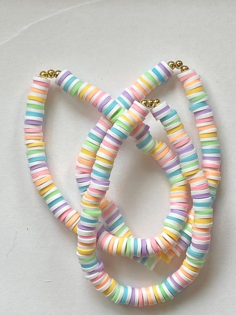 How To Make Bracelets With Flat Beads, Cute Bracelets With Clay Beads, Clay Beads Ideas Aesthetic Preppy, Clay Bead Necklace Ideas, Rainbow Clay Bead Bracelet, Bracelet Ideas Aesthetic, Bracelet Clay Bead, Make Clay Beads, Bracelet Business