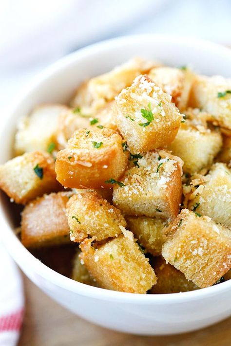 Garlic Herb Parmesan Croutons - Amazing and super crispy croutons at home with this easy recipe that takes only 25 mins from prep to dinner table. Parmesan Croutons, Croutons Homemade, Salad Pasta, Garlic Herb, Salad Bar, Croutons, Soup And Salad, Appetizer Snacks, Dinner Table