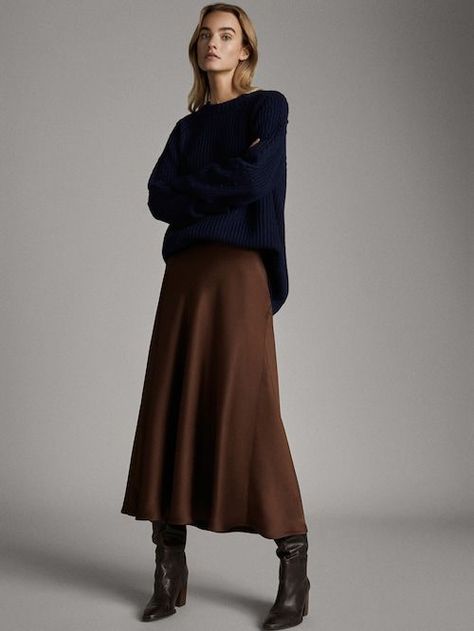 Satin Midi Skirt Midi Rok Outfit, Midi Skirt Outfit Winter, Brown Skirt Outfit, Long Brown Skirt, Satin Skirt Outfit, Massimo Dutti Women, Midi Skirt Outfit, Long Skirt Outfits, Winter Skirt Outfit