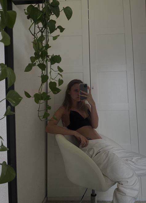 Sitting On Bed Mirror Pics, Sitting Down Mirror Selfie, Mirror Bed, Chair Pose, Mirror Selfie Poses, Instagram Ideas, Mirror Image, Selfie Poses, Drawing Poses