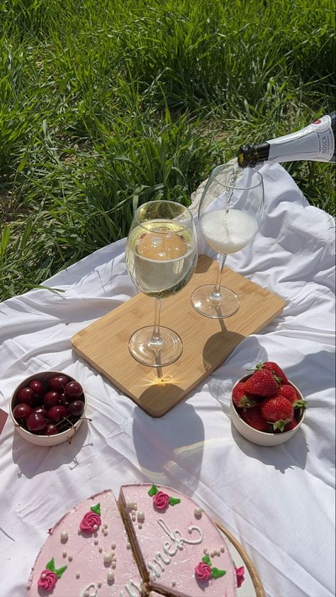 Wine Picnic Photoshoot, Wine Picnic Aesthetic, Dreamy Picnic Aesthetic, Picnic Wine Aesthetic, Birthday Beach Picnic Aesthetic, Picnic 1996, Wine Picnic, Picnic Aesthetic, Friends Photo