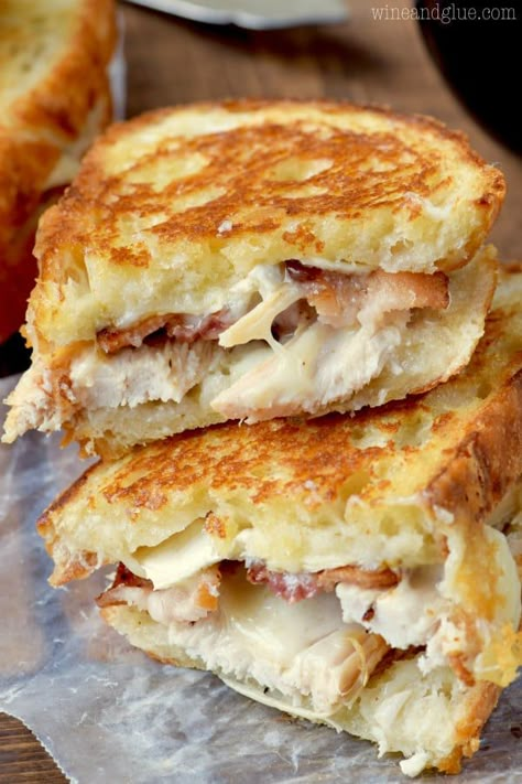 This Turkey Bacon Brie Grilled Cheese Sandwich is super easy and absolutely delicious! My favorite kind of food! Bacon Brie Grilled Cheese, Brie Grilled Cheese Sandwich, Brie Grilled Cheese, Bacon Brie, Turkey Sandwiches Recipes, Best Sandwich Recipes, Gourmet Grilled Cheese, Grilled Cheese Sandwiches, Grilled Cheese Recipes