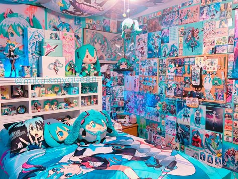 Anime Dream Room, Miku Bedroom, Hatsune Miku Room, Miku Room, Anime Rooms, Kawaii Rooms, Anime Bedroom Ideas, Hatsune Miku Project Diva, Miku Cosplay