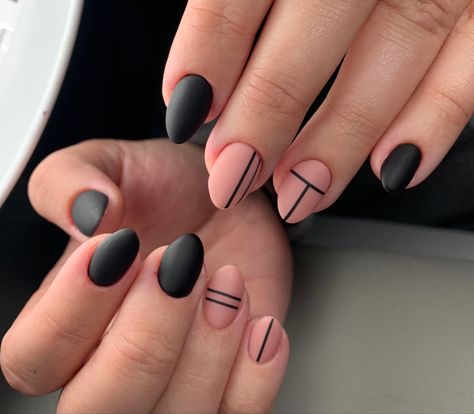 Matte manicure black pink Black And Pink Nails Matte, Matte Black Gel Nails Ideas, High Contrast Nails, Light Pink And Black Nails Ideas, Matte Manicure Short, Short Round Matte Nails, Pink Black Short Nails, Russian Manicure Design Short, Simple Matte Nails Short