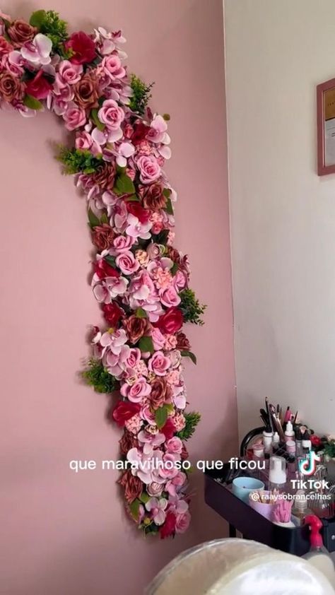 Mirror Decor Flowers, Flower Wall Bedroom Diy, Nail Studio Wall Decor, Lash Salon Decor Ideas, Mail Salon Decor, Hair Salon Photo Backdrop Wall, Lashes Room Decor, Floral Shop Interior Design, Nail Salon Ideas Decor