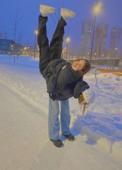 Snow Photoshoot, Bff Poses, Snow Pictures, Snow Photography, Best Friend Photoshoot, Winter Photoshoot, Friend Poses Photography, Winter Photo, Winter Photos