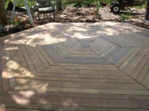 Build A Hexagon Deck | http://thehomesteadsurvival.com/build-hexagon-deck/ Hexagon Deck, Low Level Deck, Diy Stage, Plant Beds, Dog Bed Frame, Pallet Deck, Hexagon Table, Front Patio, Homestead Survival