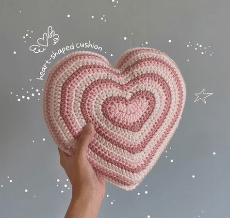 Kawaii Crochet Pillow, Heart Shaped Crochet Pillow, Crochet With Mahum, Crochet Heart Pillow Tutorial, Mahum Crochet, Crochet Heart Cushion, Heart Pillow Crochet Pattern, Crochet Heart Pillow, Crochet Room