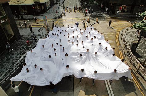 Lygia Pape, Divisor (1968 - 2013). Photograph and façade print of a street performance, performed in Central, Hong Kong, 2013. Courtesy of The Lab. James Ensor, Dramatic Arts, Street Performance, Performance Artist, A Level Art, Photo Diary, Art Moderne, Geometric Art, Visual Artist