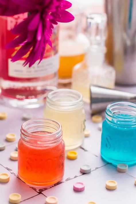 This sweet tart shot recipe is perfect for parties! Made with vodka, grenadine, and pineapple juice, it's easy to make. Try it now! Sweet Tart Shot Recipe, Sweet Tart Shot, Gummy Bear Shots, Sweet Tarts Candy, Lemon Drop Shots, Candy Shots, Raspberry Vodka, Shots Alcohol, Cocktails To Try