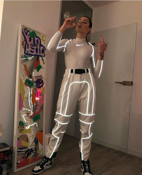 Reflective pants - reflective outfit - reflective track pants - nike reflective Reflective Outfit, Reflective Pants, Fits Streetwear, Japanese Street Fashion, Streetwear Women, Hip Hop Fashion, Character Design Inspiration, Two Piece Pant Set, Outfit Inspirations