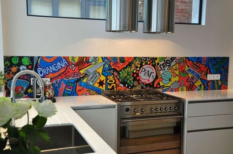 Essential Trend: Graffiti in Interior Design - L' Essenziale Backsplash Herringbone, Easy Backsplash, Kitchen Backsplash Tile Designs, Red Backsplash, Graffiti Ideas, Creative Backsplash, Colorful Backsplash, Steel Backsplash, Farmhouse Backsplash