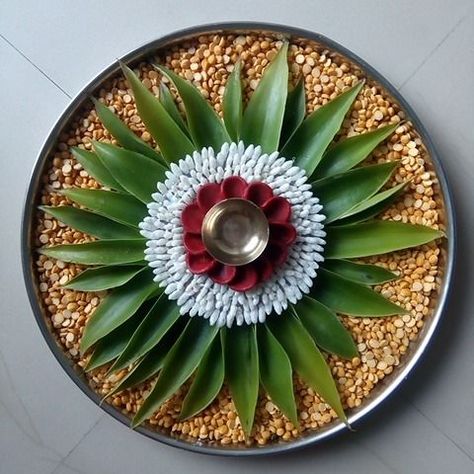 aarti thali Arthi Plates For Wedding, Flower Aarti Thali Decoration, Wedding Arathi Plates, Harathi Plate Decoration Ideas, Navratri Thali Decoration, Dish Decoration For Aarti, Aarti Dish Decoration, Aarathi Plates Decoration, Arti Thali Decoration Ideas For Ganpati