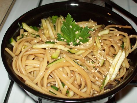 Cold Udon Noodle Recipe, Clean Eating Side Dishes, Noodles Japanese, Sesame Noodles Recipe, Udon Noodles Recipe, Japanese Udon, Cold Sesame Noodles, Cucumber Noodles, Sesame Noodles