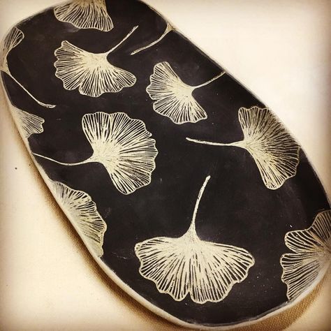 Sgraffito Designs Plates Easy . Sgraffito Designs Easy in 2020 ... Sgraffito Designs Plates, Sgraffito Designs Easy, Sgraffito Vase, Sgraffito Ceramics, Sgraffito Designs, Pottery Sgraffito, Sgraffito Pottery, Clay Carving, Platter Ideas