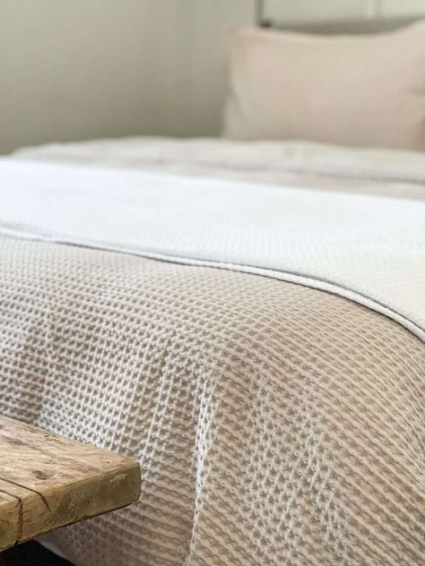 Making Up A Beautiful Bed, Simple Bed Styling, Bed Styling Ideas, Layered Bedding Ideas, White Fluffy Bedding, Summer Room Ideas, Simple Bedding, Layered Bedding, Tidy Bedroom