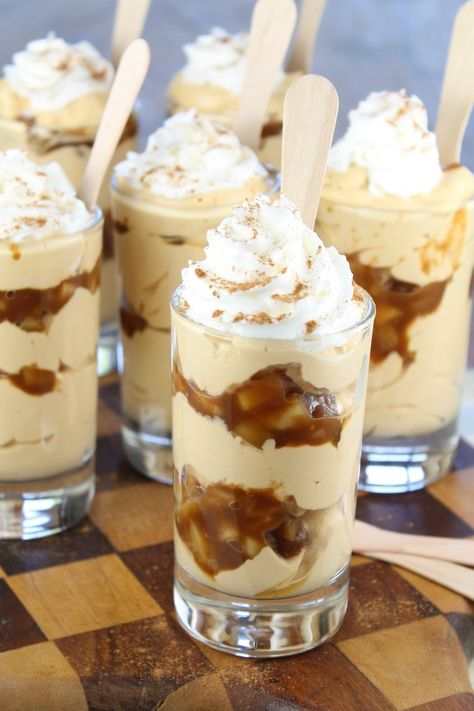 These caramel apple pie cheesecake shooters are not your grandma's apple pie. Dessert Shooters Recipes, Cheesecake Shooters, Shot Glass Desserts, Apple Pie Cheesecake, Shooter Recipes, Smores Dessert, Dessert Shooters, Dessert Shots, Pie Cheesecake