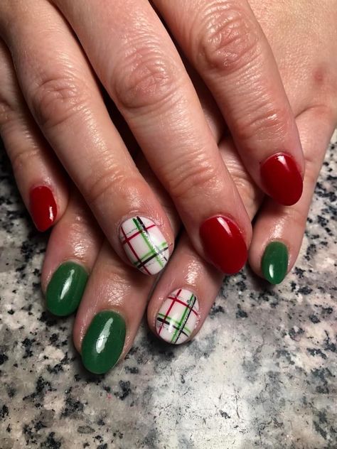 Christmas Nails Short Plaid, Christmas Nails 2023 Plaid, December Nails Red And Green, Easy Plaid Nails, Green Plaid Nail Designs, Red And Green Striped Nails, Plaid Xmas Nails, Plaid Christmas Nail Designs, Christmas Nails Tartan