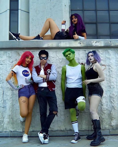 The Titan Club 🌟🐥🦖🔮🔥 @martycipher as Starfire @plamenmen as Robin @bobi.jackson as Beast Boy @reyla_cosplay as Raven @milacosplay as Blackfire Photographed by @christianarsov 🖤 Inspired by the Artwork of @_picolo #Robin #Starfire #Raven #BeastBoy #Blackfire #TeenTitansGo #TeenTitans #Titans #DC #DCU #DCComics #DCUniverse #RobinCosplay #StarfireCosplay #RavenCosplay #BeastBoyCosplay #DCCosplay #CosplayersOfInstagram #CosplayersOfIG #Cosplayers #Cosplay #Superhero #Comics #TheBreakfastClub #... Halloween Character Ideas, Beast Boy Costume, Raven Halloween Costume, Star Fire Cosplay, Starfire Costume, Robin Outfit, Raven Costume, Titans Dc, Robin Starfire