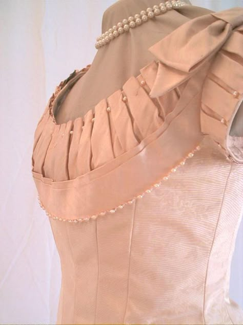 Victorian Trim, Detail Couture, Куклы American Girl, 1870s Fashion, 1800s Fashion, Bustle Dress, Victorian Costume, 19th Century Fashion, Victorian Clothing