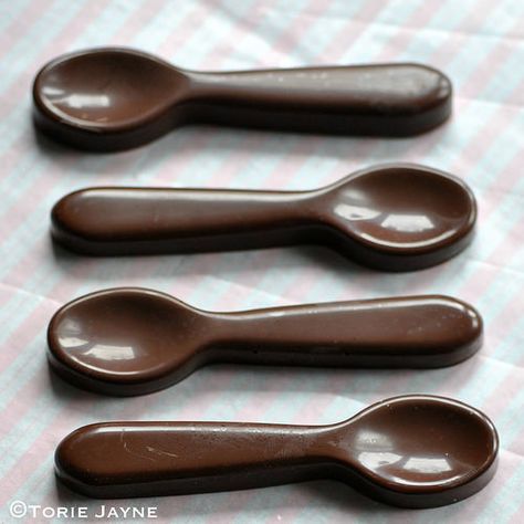 Chocolate Mousse Frosting, Mousse Frosting, Chocolate Cupcake Recipe, Hot Chocolate Stirrers, Gourmet Hot Chocolate, Decorating Cupcakes, Making Chocolate, Chocolate Spoons, Diy Chocolate