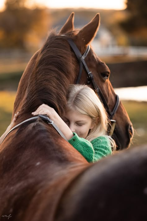 Whimsical Horse Photography, Photo Idea With Horse, Equine Photography Poses Photo Shoots, Cute Horse Pictures Ideas Photo Shoot, Photos With Horses Photography, Photo Session With Horse, Photos To Take With Your Horse, Horse And Owner Photography, Horse Photo Shoot Ideas