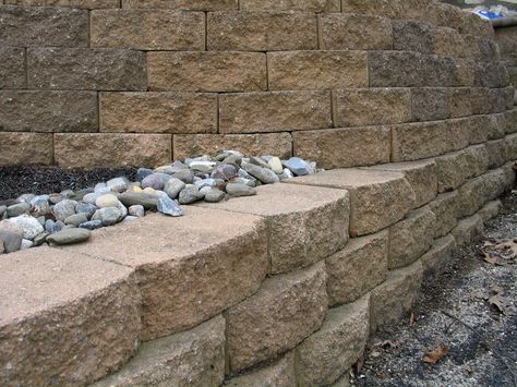 Photo gallery and step by step advice on how to install a short, concrete retaining wall with blocks. Cheap Retaining Wall, Garden Wall Block, Retaining Wall Block, Build A Garden, Retaining Wall Blocks, Building A Retaining Wall, Garden Retaining Wall, Concrete Retaining Walls, Raised Patio