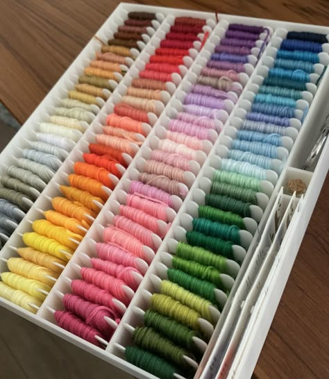 Organising Embroidery Thread, Embroidery Thread Organization, Embroidery Floss Organization, Diy Embroidery Floss Organizer, Embroidery Organization, Embroidery Floss Storage, Embroidery Storage, Fiskars Scissors, Thread Organizer