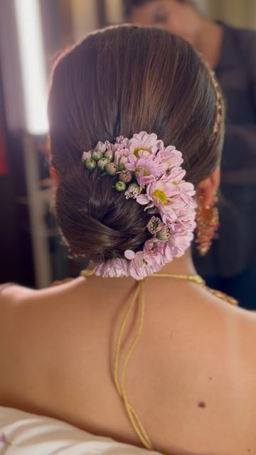 Hair Bun Indian Style, Hairdos With Flowers, Bridal Hairstyle Flowers, Beautiful Wedding Aesthetic, Pink Rose Hairstyle, Simple Hairstyle Open Hair, Flower Wedding Hairstyles, Open Hair With Flowers, Haïr Style For Wedding Bride