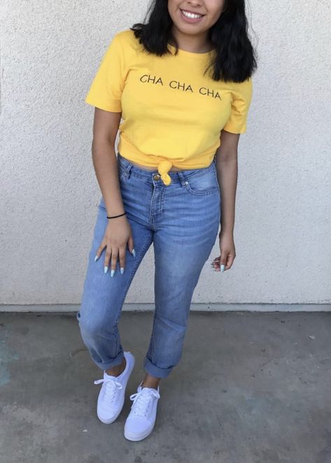 Yellow Tee Outfit, Yellow Tshirt Outfits Women, Yellow T Shirt Outfit, Adidas Shirt Outfit, Outfit Tenis, Yellow Shirt Outfit, Realistic Fashion, Shirt Outfit Ideas, Outfits Bonitos