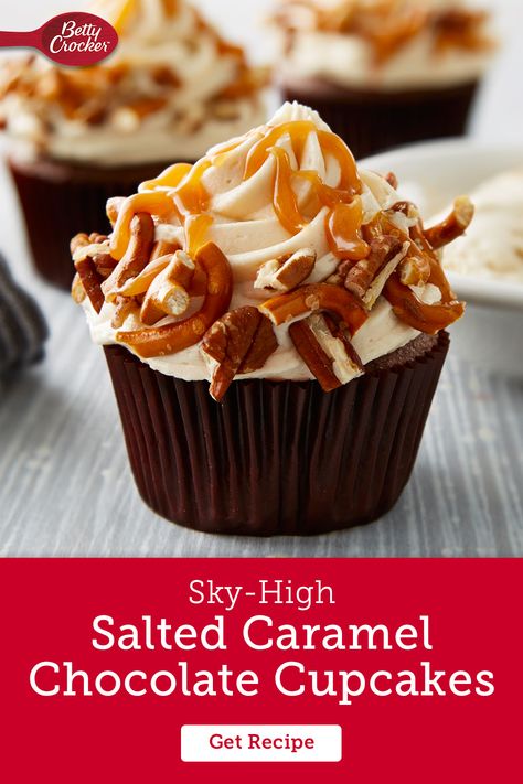 You'll love every bite of these salted caramel chocolate cupcakes! If you were looking for new chocolate cupcake ideas this recipe is an easier version of the Sky-High Salted Caramel Chocolate Layer Cake. Make it with Betty Crocker cake mix for a decadent way to say "Happy Birthday!" Caramel Pretzel Cupcakes, Recipes Cupcakes, Caramel Cupcakes, Birthday Dessert, Cupcakes Ideas, Salted Caramel Chocolate, Cupcakes Recipe, Food Vegetarian, Caramel Chocolate