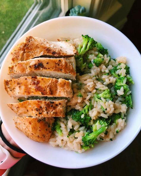 Annamarie on Instagram: “grilled chicken & creamy veggie rice☀️ perfect refuel after a nice trail run! meant to share this dinner earlier but I spent the evening…” Plats Healthy, Resep Diet, Makanan Diet, Healthy Lifestyle Food, Health Dinner Recipes, Idee Pasto Sano, Food Goals, Healthy Meal Prep, So Delicious