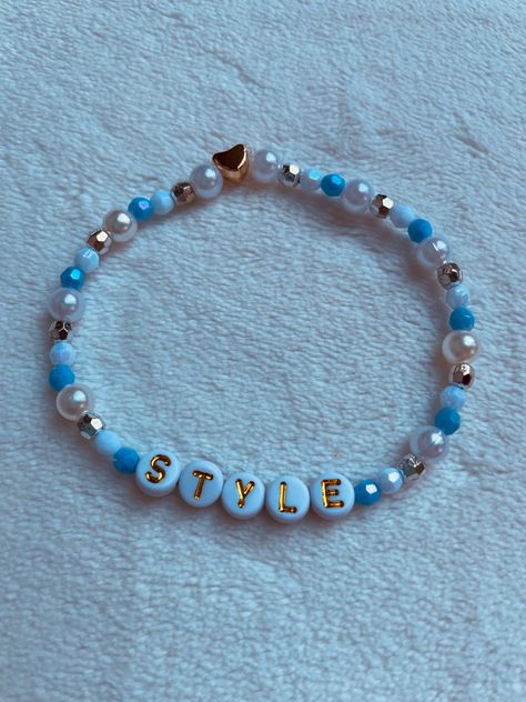 Style Bracelets Taylor Swift, Beads Bracelet Design Taylor Swift, Taylor Swift Style Bracelet, Cute Taylor Swift Friendship Bracelets, Friendship Taylor Swift Bracelets, Friendship Bracelet Taylor Swift Ideas, Bracelet Designs Taylor Swift, Taylor Swift Bracelets Color Guide, Aesthetic Taylor Swift Bracelets