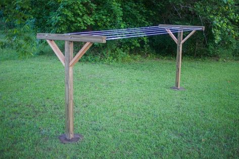 Weekend Aftenoon Project: How to Make a DIY Clothesline Clothes Lines Ideas Outdoor, Diy Clothesline Outdoor, Diy Clothesline, Outdoor Clothes Lines, Clothesline Diy, Backyard Diy, Washing Line, Cheap Diy, Diy Backyard