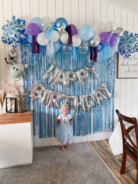 Easy Frozen Birthday Decorations, 3rd Birthday Elsa Theme, Disney Frozen Party Decorations, Frozen Back Drop Ideas, Third Birthday Frozen Theme, Frozen One Year Old Party, 2 Year Frozen Party, 5th Frozen Birthday Party, Frozen Birthday Ideas Decoration